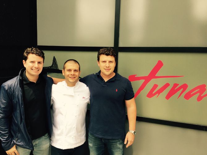 Chef Rodrigo do Prado entre os irmãos Marcel e Gabriel Konopka. Foto: Divulgação.