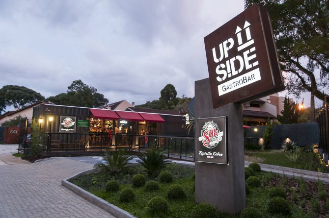 O gastrobar, que funciona no Alto da XV, foi montado no interior de três contêineres. Foto: Divulgação. O gastrobar, que funciona no Alto da XV, foi montado no interior de três contêineres. Foto: Divulgação.