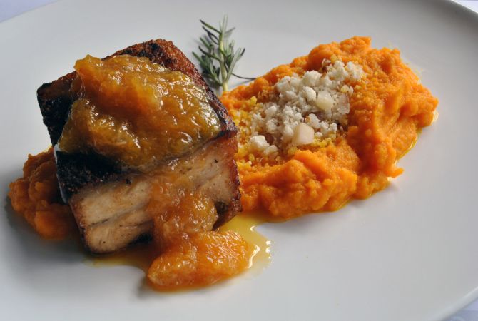 O Porto Liverpool é uma pancetta assada em baixa temperatura e servida com purê de cenoura, chutney de laranja e faroca crocante. Foto: Divulgação. O Porto Liverpool é uma pancetta assada em baixa temperatura e servida com purê de cenoura, chutney de laranja e faroca crocante. Foto: Divulgação.