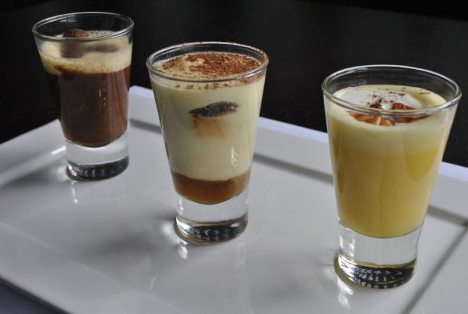 Trio de sobremesas: duo de mousse de chocolate branco e preto; tiramisù, e creme à base de baunilha e pimenta. Foto: Divulgação. Trio de sobremesas: duo de mousse de chocolate branco e preto; tiramisù, e creme à base de baunilha e pimenta. Foto: Divulgação.
