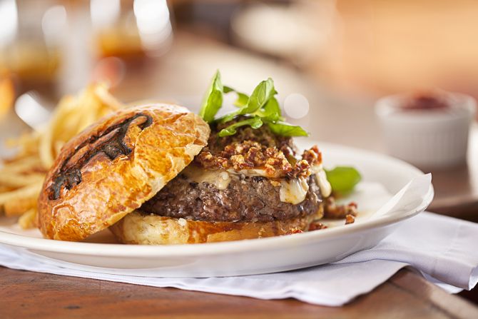 481 Burguer (duas unidades do hambúrguer handmade, preparado com 250g de um blend de cortes selecionados, emulsão de chorizo ibérico, queijo gruyère e rúcula, no pão de hambúrguer, acompanhado de fritas e ketchup de goiabada). Foto: Divulgação.