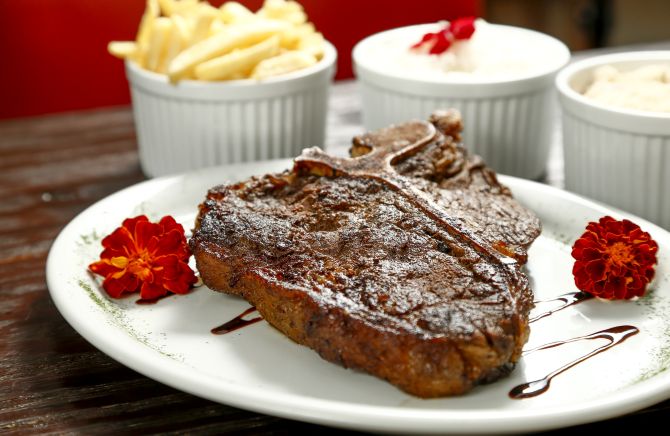 Bisteca fiorentina (R$ 89,90, 800 gramas). Foto: Hugo Harada / Gazeta do Povo. Bisteca fiorentina (R$ 89,90, 800 gramas). Foto: Hugo Harada / Gazeta do Povo.