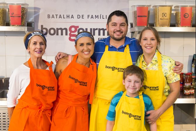 As famílias Massignan (laranja) e Wittmann (amarelo). Foto: Fred Kendi / Gazeta do Povo. As famílias Massignan (laranja) e Wittmann (amarelo). Foto: Fred Kendi / Gazeta do Povo.