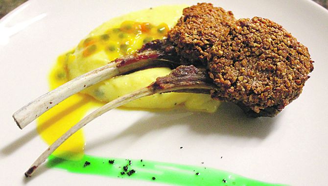 Carré de cordeiro com crosta de castanha de caju, musseline de aipim com maracujá e caramelo de hortelã (R$ 70).
Fotos: Guilherme Portella/Divulgação Carré de cordeiro com crosta de castanha de caju, musseline de aipim com maracujá e caramelo de hortelã (R$ 70).
Fotos: Guilherme Portella/Divulgação