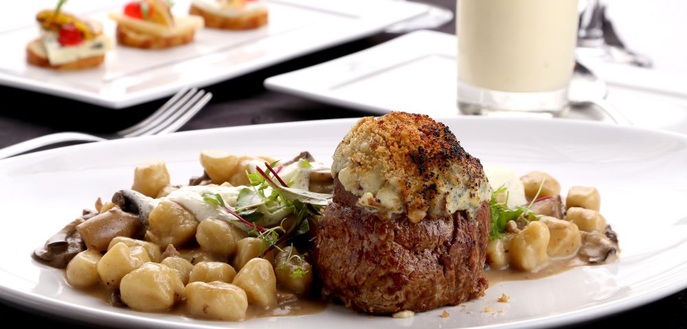 O mignon com crosta de gorgonzola e gnocchi ao cappuccino de cogumelos frescos do Alfredo's Gallery é um dos pratos que serão servidos durante o evento. Foto: Guilherme Alves / Divulgação. O mignon com crosta de gorgonzola e gnocchi ao cappuccino de cogumelos frescos do Alfredo's Gallery é um dos pratos que serão servidos durante o evento. Foto: Guilherme Alves / Divulgação.