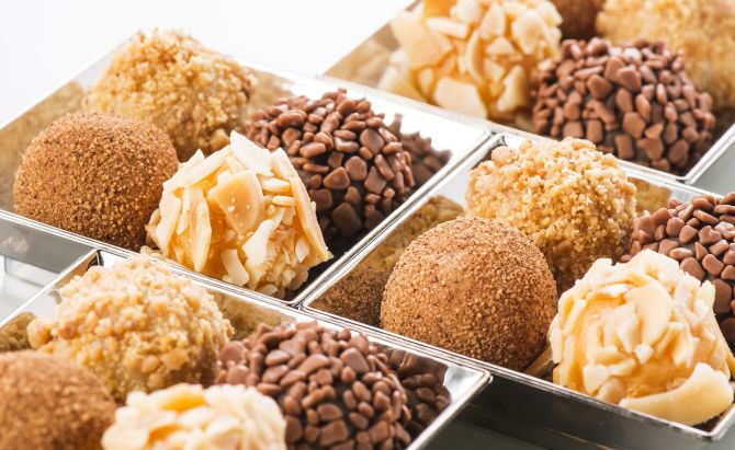 O brigadeiro continua sendo o queridinho. Nos casamentos ele surge mais requintado, com novos sabores, com granulado belga ou até recheados. Foto: Letícia Akemi/Gazeta do Povo O brigadeiro continua sendo o queridinho. Nos casamentos ele surge mais requintado, com novos sabores, com granulado belga ou até recheados. Foto: Letícia Akemi/Gazeta do Povo