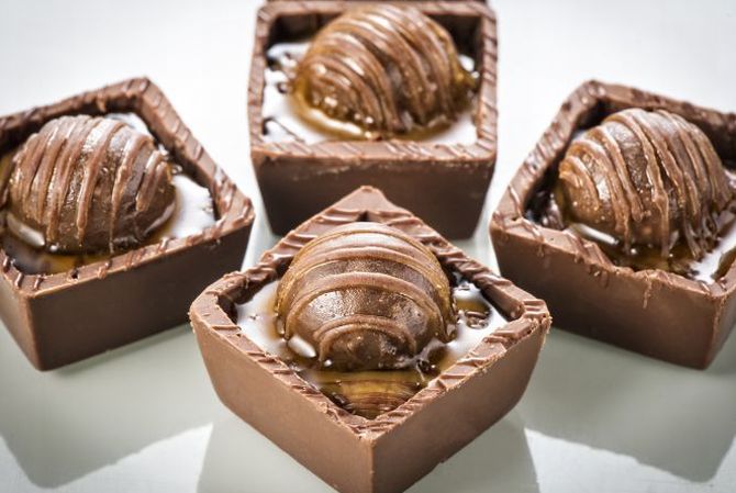 Brasileiríssimo, o doce de leite faz parte dos eleitos. Que tal brincar com texturas, como no caso do náufrago de doce de leite, composto por caixinha de chocolate belga, doce de leite e um minibrigadeiro espelhado – sugestão de Rose Marie e Simone Nejm?. Foto: Letícia Akemi/Gazeta do Povo Brasileiríssimo, o doce de leite faz parte dos eleitos. Que tal brincar com texturas, como no caso do náufrago de doce de leite, composto por caixinha de chocolate belga, doce de leite e um minibrigadeiro espelhado – sugestão de Rose Marie e Simone Nejm?. Foto: Letícia Akemi/Gazeta do Povo