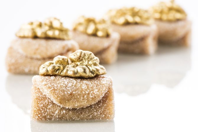 Camafeu, olho de sogra. Os doces que já ocuparam mesas antigas, surgem repaginados. O que dizer do envelope de nozes recheado com creme de ovos de Veri Fragoso (foto) ou do olho de sogra gratinado no forno? Foto: Letícia Akemi/Gazeta do Povo Camafeu, olho de sogra. Os doces que já ocuparam mesas antigas, surgem repaginados. O que dizer do envelope de nozes recheado com creme de ovos de Veri Fragoso (foto) ou do olho de sogra gratinado no forno? Foto: Letícia Akemi/Gazeta do Povo