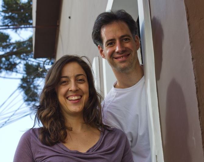 Hida Lambros e Juca Esmanhoto, sócios do Rause Café + Vinho. Hida cuidará das cafeterias enquanto Juca viaja por Minas Gerais para o projeto Rause na Estrada, em que distribuirá doses de espresso aos habitantes de dez cidades mineiras. Foto: Mel Gabardo/Gazeta do Povo Hida Lambros e Juca Esmanhoto, sócios do Rause Café + Vinho. Hida cuidará das cafeterias enquanto Juca viaja por Minas Gerais para o projeto Rause na Estrada, em que distribuirá doses de espresso aos habitantes de dez cidades mineiras. Foto: Mel Gabardo/Gazeta do Povo