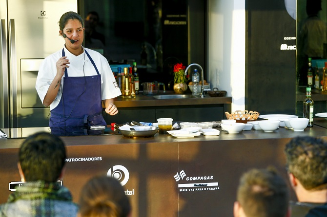 A chef Manu Buffara, dos restaurantes Manu e MB Mercearia Brasileira, ensinou as receitas de quatro pratos com ingredientes brasileiros de produtores locais. A chef Manu Buffara, dos restaurantes Manu e MB Mercearia Brasileira, ensinou as receitas de quatro pratos com ingredientes brasileiros de produtores locais.