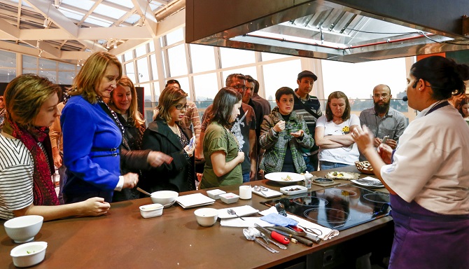 O público formado por leitores da Gazeta do Povo e apaixonados por gastronomia viu de perto o passo a passo da montagem dos pratos. Foto: Hugo Harada/Gazeta do Povo. O público formado por leitores da Gazeta do Povo e apaixonados por gastronomia viu de perto o passo a passo da montagem dos pratos. Foto: Hugo Harada/Gazeta do Povo.