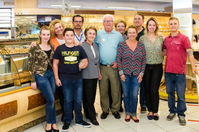 A família Piegel chegou à quinta geração à frente do negócio. Dona Adilete e seu Augusto (ao centro) são a terceira geração e administram a empresa desde 1971. Foto: Fred Kendi/Gazeta do Povo A família Piegel chegou à quinta geração à frente do negócio. Dona Adilete e seu Augusto (ao centro) são a terceira geração e administram a empresa desde 1971. Foto: Fred Kendi/Gazeta do Povo