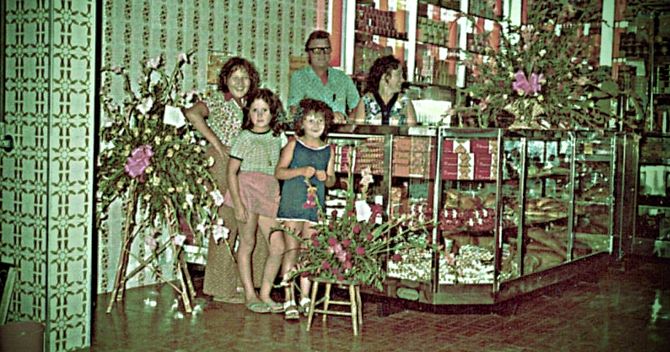 Augusto e Adilete, com as três filhas, no interior da padaria em 1974. Foto: Reprodução Augusto e Adilete, com as três filhas, no interior da padaria em 1974. Foto: Reprodução