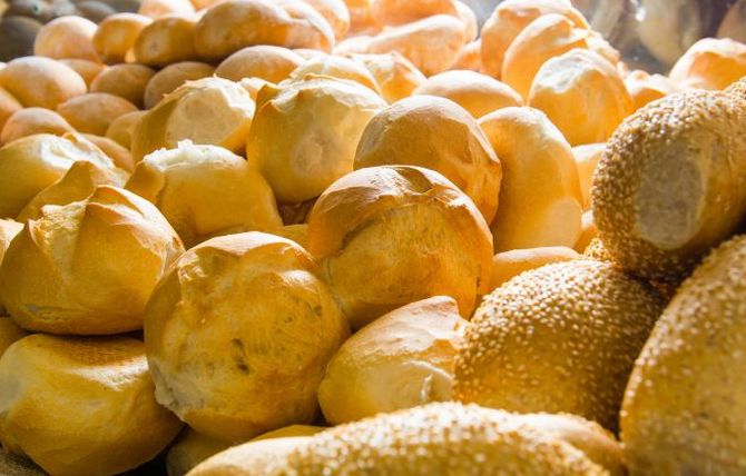 O pão francês é atualmente o carro-chefe da panificadora: são 15 mil unidades feitas diariamente. Foto: Fred Kendi/Gazeta do Povo O pão francês é atualmente o carro-chefe da panificadora: são 15 mil unidades feitas diariamente. Foto: Fred Kendi/Gazeta do Povo