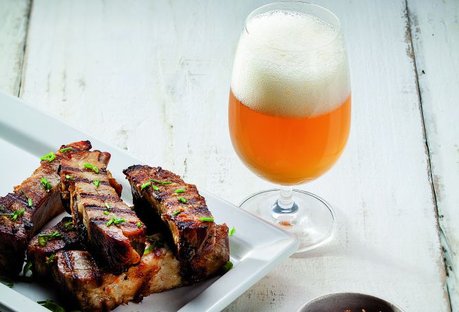 10 mitos e verdades sobre a cerveja Chaparrita, da Ogre Beer, é uma Chili WhitBier dourada clara e levemente turva com adição de pimenta. A escolha do chef Ivan Lopes, do Mukeka Cozinha Brasileira, se deu pela costelinha de porco, assada e grelhada. A pimenta colocada como tempero, mas sem exagero, realçou a da cerveja. O melaço e a cebola roxa criaram um contraste agridoce para a bebida. Outra opção de prato sugerida pelo chef para esse rótulo é a legítima moqueca brasileira.