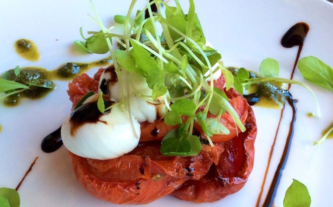 Releitura da salada caprese. Foto: Divulgação Releitura da salada caprese. Foto: Divulgação