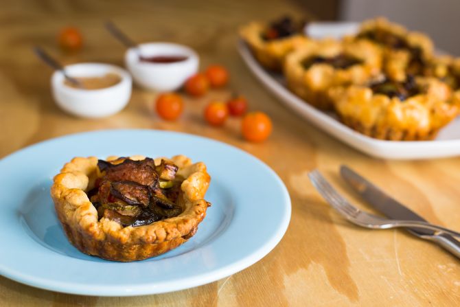 Ratatouille, um dos sabores de tortinhas salgadas que A Loja da Torta serve. Foto: Fred Kendi/Gazeta do Povo Ratatouille, um dos sabores de tortinhas salgadas que A Loja da Torta serve. Foto: Fred Kendi/Gazeta do Povo