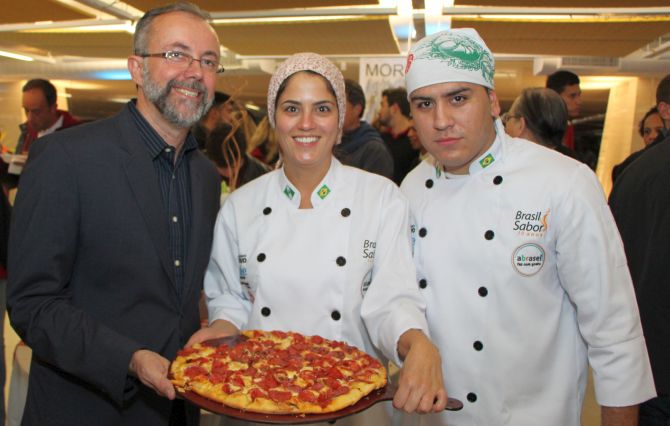 O diretor executivo da Abrasel-PR Luciano Bartolomeu com Paola Alarcon e o pizzaiolo Flavio Pereira, ambos da Baggio Pizzeria Foto: Divulgação O diretor executivo da Abrasel-PR Luciano Bartolomeu com Paola Alarcon e o pizzaiolo Flavio Pereira, ambos da Baggio Pizzeria Foto: Divulgação
