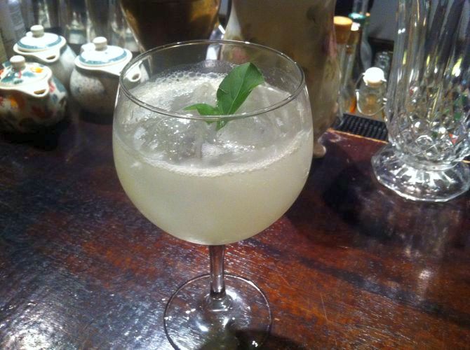 Basil Tonic, feito com gim, tônica, cupuaçu e manjericão japonês. Foto: Andrea Torrente/Gazeta do Povo. Basil Tonic, feito com gim, tônica, cupuaçu e manjericão japonês. Foto: Andrea Torrente/Gazeta do Povo.