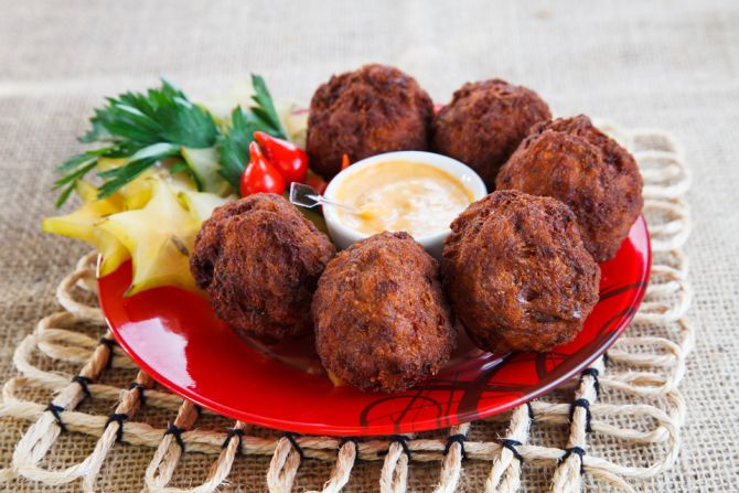 Bola Cheia, bolinho de carne recheado com provolone e acompanhado de carambola, foi o petisco criado pelo Casa Velha, vencedor do concurso em 2015. Foto: Divulgação. Bola Cheia, bolinho de carne recheado com provolone e acompanhado de carambola, foi o petisco criado pelo Casa Velha, vencedor do concurso em 2015. Foto: Divulgação.