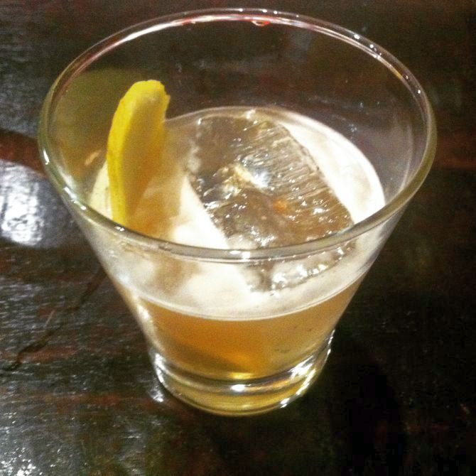 O Bronze Tiger é o carro-chefe do cardápio: uísque Glenfiddich 18 anos infusionado com especiarias e servido no copo defumado com lascas de tabaco. Foto: Andrea Torrente/gazeta do Povo. O Bronze Tiger é o carro-chefe do cardápio: uísque Glenfiddich 18 anos infusionado com especiarias e servido no copo defumado com lascas de tabaco. Foto: Andrea Torrente/gazeta do Povo.
