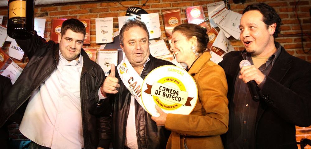 Os donos do Casa Velha Aluizio Fernando Mickosz (ao centro), com a esposa Rosane M. Bazanella, o filho João Augusto Bazanella, e os organizadores do concurso Filipe Pereira (de xadrez) e André Bezerra. Foto: Franklins de Freitas/Divulgação.
Os donos do Casa Velha Aluizio Fernando Mickosz (ao centro), com a esposa Rosane M. Bazanella, o filho João Augusto Bazanella, e os organizadores do concurso Filipe Pereira (de xadrez) e André Bezerra. Foto: Franklins de Freitas/Divulgação.