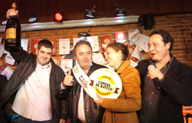 Os donos do Casa Velha Aluizio Fernando Mickosz (ao centro), Rosane Bazanella e o filho João Augusto, com o organizador do evento em Curitiba André Bezerra. Foto: Divulgação Os donos do Casa Velha Aluizio Fernando Mickosz (ao centro), Rosane Bazanella e o filho João Augusto, com o organizador do evento em Curitiba André Bezerra. Foto: Divulgação
