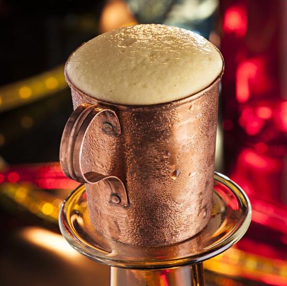 Curitiba Mule é uma releitura do clássico Moscow Mule: leva cachaça no lugar da vodca. O drinque criado por Diego Bastos (Officina Restô Bar) vem no copo de cobre com espuma de tangerina (R$ 27). Foto: Alexandre Mazzo/Gazeta do Povo Curitiba Mule é uma releitura do clássico Moscow Mule: leva cachaça no lugar da vodca. O drinque criado por Diego Bastos (Officina Restô Bar) vem no copo de cobre com espuma de tangerina (R$ 27). Foto: Alexandre Mazzo/Gazeta do Povo