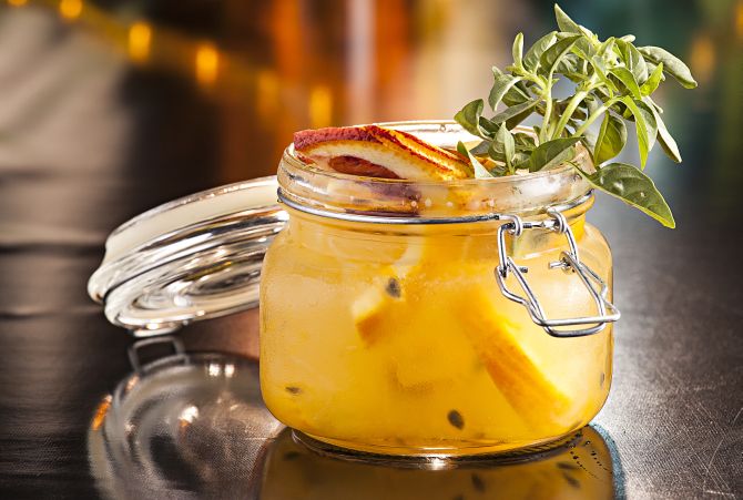 Canarinha, caipirinha de frutas amarelas (pêssego, laranja e maracujá), do Lukinhas Siqueira, do +55 (a partir de R$ 28). Foto: Alexandre Mazzo/Gazeta do Povo Canarinha, caipirinha de frutas amarelas (pêssego, laranja e maracujá), do Lukinhas Siqueira, do +55 (a partir de R$ 28). Foto: Alexandre Mazzo/Gazeta do Povo