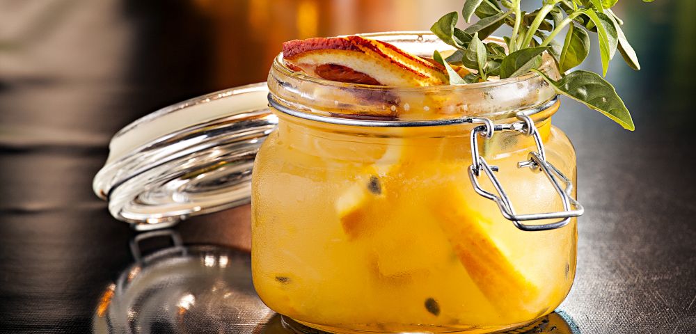 Canarinha, caipirinha de frutas amarelas (pêssego, laranja e maracujá), do Lukinhas Siqueira, do +55 (a partir de R$ 28). Foto: Alexandre Mazzo/Gazeta do Povo Canarinha, caipirinha de frutas amarelas (pêssego, laranja e maracujá), do Lukinhas Siqueira, do +55 (a partir de R$ 28). Foto: Alexandre Mazzo/Gazeta do Povo