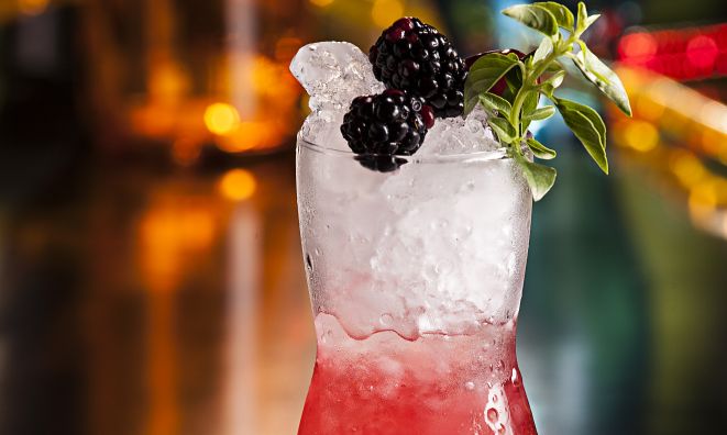 My Selfie, drink feito com vodca, shrub de amora, framboesa e mirtilo, xarope de açúcar queimado e bitter de laranja. Com essa criação, o bartender Lukinhas Siqueira, do +55, foi vencedor do concurso nacional Cocktail Journey 2015. Foto: Alexandre Mazzo/Gazeta do Povo My Selfie, drink feito com vodca, shrub de amora, framboesa e mirtilo, xarope de açúcar queimado e bitter de laranja. Com essa criação, o bartender Lukinhas Siqueira, do +55, foi vencedor do concurso nacional Cocktail Journey 2015. Foto: Alexandre Mazzo/Gazeta do Povo