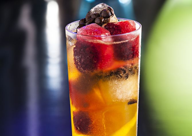 Great Sheridan’s Choice, do bartender Renato Faro, leva vodca, xarope de maçã verde, xarope de tangerina, limão siciliano, Tabasco, prosecco e gelo com grãos de café (R$ 24,90). Foto: Alexandre Mazzo/Gazeta do Povo Great Sheridan’s Choice, do bartender Renato Faro, leva vodca, xarope de maçã verde, xarope de tangerina, limão siciliano, Tabasco, prosecco e gelo com grãos de café (R$ 24,90). Foto: Alexandre Mazzo/Gazeta do Povo