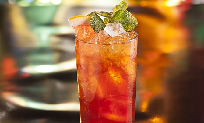 Bolle & Amaro, feito com licor amargo, suco de limão, espumante e finalizado com fatia de laranja, hortelã e noz -moscada. É opção do Bar Bom Gourmet La Varenne (R$ 12). Foto: Alexandre Mazzo/Gazeta do Povo Bolle & Amaro, feito com licor amargo, suco de limão, espumante e finalizado com fatia de laranja, hortelã e noz -moscada. É opção do Bar Bom Gourmet La Varenne (R$ 12). Foto: Alexandre Mazzo/Gazeta do Povo
