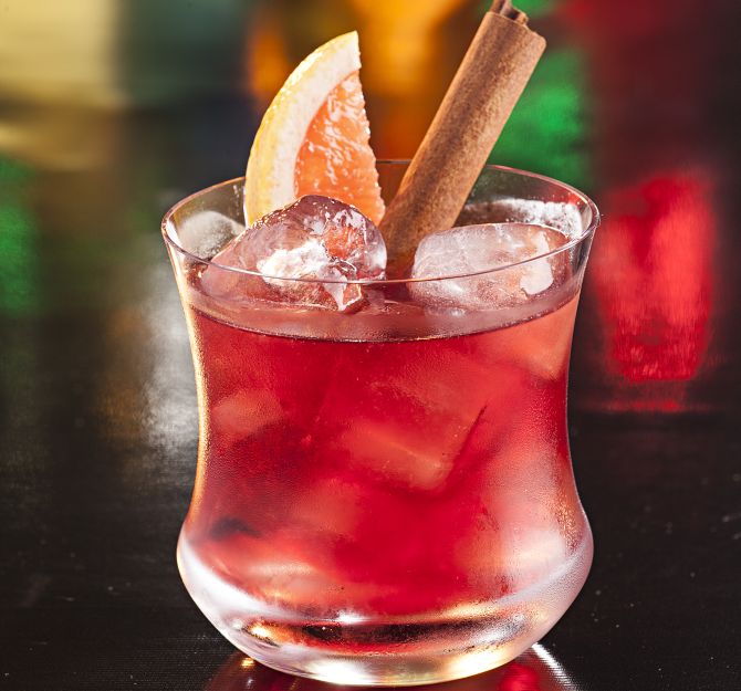 Le Rose Voile, preparado por Vinicius Serikyaku, leva rum envelhecido, vinho tinto, maple syrup, angostura e suco de limão taiti. O drinque é uma criação do premiado bartender Zulu. No Bar Bom Gourmet La Varenne por R$ 20. Foto: Alexandre Mazzo/Gazeta do Povo Le Rose Voile, preparado por Vinicius Serikyaku, leva rum envelhecido, vinho tinto, maple syrup, angostura e suco de limão taiti. O drinque é uma criação do premiado bartender Zulu. No Bar Bom Gourmet La Varenne por R$ 20. Foto: Alexandre Mazzo/Gazeta do Povo