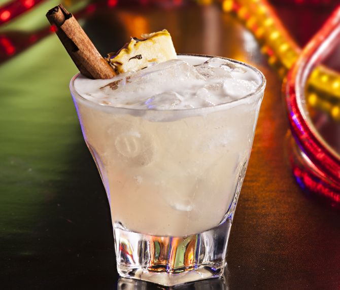 Elle Canelle, feito com cachaça, abacaxi cozido com canela e limão siciliano, por Rafael Oliveira, do Le Voleur de Vélo (R$ 20). Foto: Alexandre Mazzo/Gazeta do Povo Elle Canelle, feito com cachaça, abacaxi cozido com canela e limão siciliano, por Rafael Oliveira, do Le Voleur de Vélo (R$ 20). Foto: Alexandre Mazzo/Gazeta do Povo