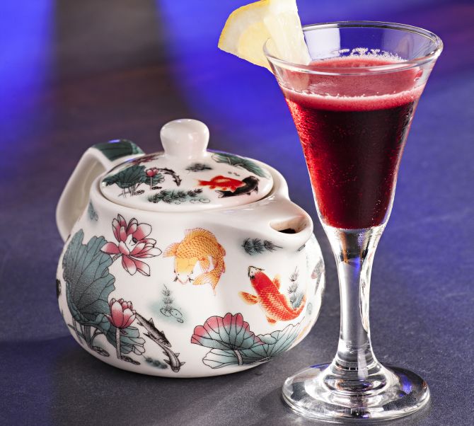 Fianchetto , do Igor Bispo, com vodca citron, bitters, xarope de hibisco e creme de aceto balsâmico, é apresentado num bule e servido numa minitaça (R$ 28). Foto: Alexandre Mazzo/Gazeta do Povo Fianchetto , do Igor Bispo, com vodca citron, bitters, xarope de hibisco e creme de aceto balsâmico, é apresentado num bule e servido numa minitaça (R$ 28). Foto: Alexandre Mazzo/Gazeta do Povo