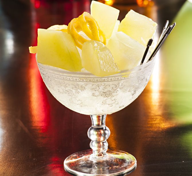 Releitura de Japanese Slipper por Igor Bispo. Preparado na máquina a vácuo, a vodca e o licor de melão são absorvidos pelo melão cortado em cubos. No Tiger Cocktails, R$ 32. Foto: Alexandre Mazzo/Gazeta do Povo Releitura de Japanese Slipper por Igor Bispo. Preparado na máquina a vácuo, a vodca e o licor de melão são absorvidos pelo melão cortado em cubos. No Tiger Cocktails, R$ 32. Foto: Alexandre Mazzo/Gazeta do Povo