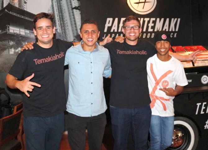 Os três sócios do #partiutemaki Rafael Trevisan, Pedro Américo Duarte e Rafael De Tarso, com o sushiman Huan Carlos. Foto: Divulgação Os três sócios do #partiutemaki Rafael Trevisan, Pedro Américo Duarte e Rafael De Tarso, com o sushiman Huan Carlos. Foto: Divulgação