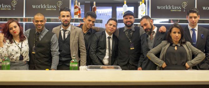 Diego Bastos (Officina Restô Bar), terceiro da esq., e Igor Bispo (Tiger Cocktails), terceiro da dir., estão entre os dez melhores bartenders do Brasil. Foto: Divulgação Diego Bastos (Officina Restô Bar), terceiro da esq., e Igor Bispo (Tiger Cocktails), terceiro da dir., estão entre os dez melhores bartenders do Brasil. Foto: Divulgação