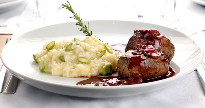 Filé mignon ao molho de madeira e funghi, com risoto de aspargos e brie. Foto: Divulgação Filé mignon ao molho de madeira e funghi, com risoto de aspargos e brie. Foto: Divulgação