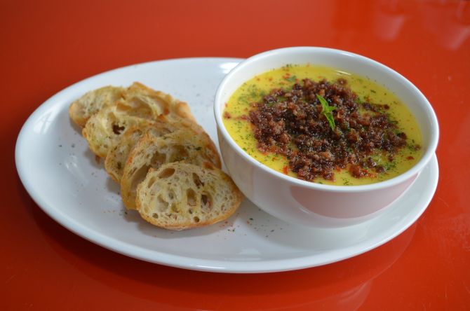 Creme de mandioquinha com linguiça blumenau do Armazém 71. Foto: Divulgação Creme de mandioquinha com linguiça blumenau do Armazém 71. Foto: Divulgação