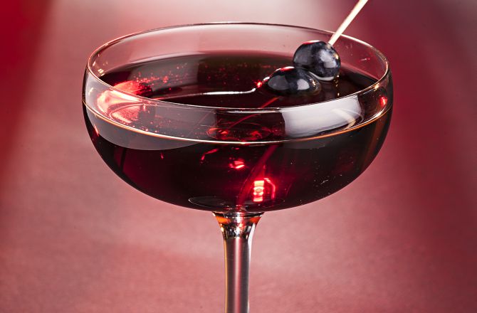Wine Aged Manhattan é uma releitura do drinque clássico, por Diego Bastos (Officina). À base de cachaça , o coquetel envelhece dois meses em barrica de carvalho (disponibilidade sob consulta). Foto: Alexandre Mazzo/Gazeta do Povo Wine Aged Manhattan é uma releitura do drinque clássico, por Diego Bastos (Officina). À base de cachaça , o coquetel envelhece dois meses em barrica de carvalho (disponibilidade sob consulta). Foto: Alexandre Mazzo/Gazeta do Povo