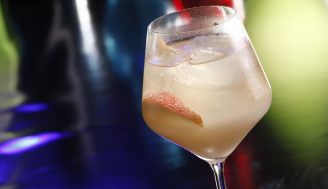 Tanqueray 10 X-Pears and Tonic, de Renato Faro, do Sheridan’s, é feito com gim , tônica, xarope e uma mistura inusitada de pera, queijo gorgonzola e manjericão (R$ 27,90). O drinque foi apresentado na semifinal do concurso Diageo World Class. Foto: Alexandre Mazzo/Gazeta do Povo Tanqueray 10 X-Pears and Tonic, de Renato Faro, do Sheridan’s, é feito com gim , tônica, xarope e uma mistura inusitada de pera, queijo gorgonzola e manjericão (R$ 27,90). O drinque foi apresentado na semifinal do concurso Diageo World Class. Foto: Alexandre Mazzo/Gazeta do Povo