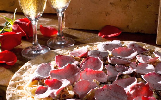 Pizza de rosas. Foto: Divulgação Pizza de rosas. Foto: Divulgação