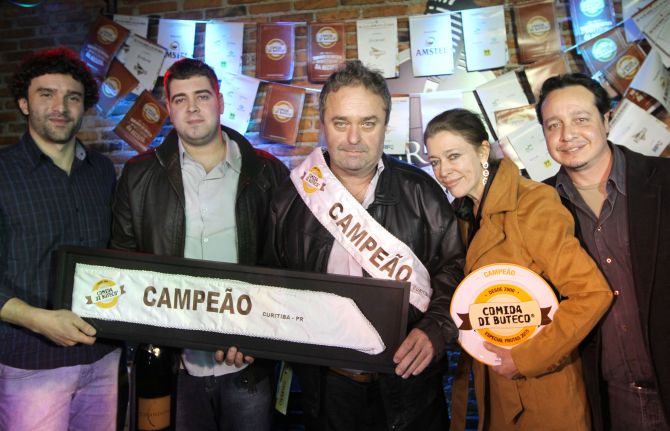 Os donos do Casa Velha Aluizio Fernando Mickosz (ao centro), a esposa Rosane M. Bazanella e o filho João Augusto Bazanella, com os organizadores do concurso Filipe Pereira (de xadrez) e André Bezerra. Foto/Franklin de Freitas/Divulgação. Os donos do Casa Velha Aluizio Fernando Mickosz (ao centro), a esposa Rosane M. Bazanella e o filho João Augusto Bazanella, com os organizadores do concurso Filipe Pereira (de xadrez) e André Bezerra. Foto/Franklin de Freitas/Divulgação.