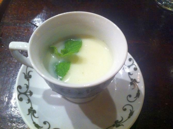 Tzaziki é uma criação ousada: feito com gim Hedrick's, iogurte, pepino, azeitona, hortelã e uma pitada de sal. Ele é servido na xícara. Foto: Andrea Torrente/Divulgação. Tzaziki é uma criação ousada: feito com gim Hedrick's, iogurte, pepino, azeitona, hortelã e uma pitada de sal. Ele é servido na xícara. Foto: Andrea Torrente/Divulgação.