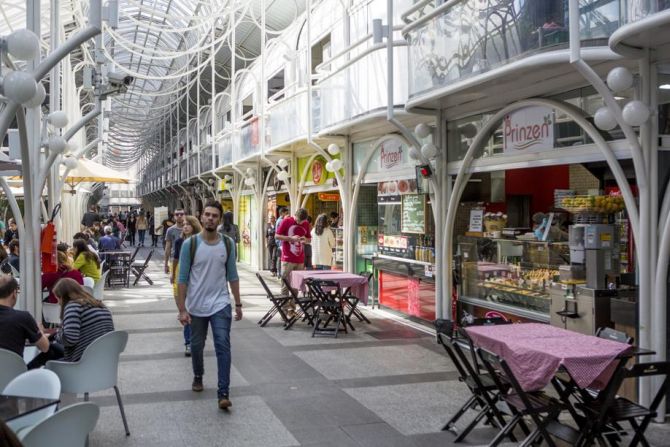 Desde 2011 as lojas da Rua do Comércio 24h têm sido alugadas por empresários do setor de alimentação. Foto: Brunno Covello/Gazeta do Povo Desde 2011 as lojas da Rua do Comércio 24h têm sido alugadas por empresários do setor de alimentação. Foto: Brunno Covello/Gazeta do Povo