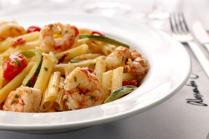 O prato sem a proteína é o penne com abobrinhas e camarões (R$ 46). Foto: Divulgação. O prato sem a proteína é o penne com abobrinhas e camarões (R$ 46). Foto: Divulgação.