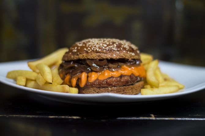 Fitaburger Cheddar, com hambúrguer de fraldinha de 120g, cebola caramelizada ao shoyu e queijo cheddar (R$ 32), com fritas. Foto: Divulgação. Fitaburger Cheddar, com hambúrguer de fraldinha de 120g, cebola caramelizada ao shoyu e queijo cheddar (R$ 32), com fritas. Foto: Divulgação.