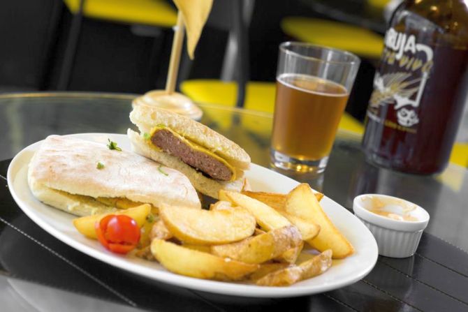 Os destaques no Koda são os sanduíches e as cervejas especiais. Foto: Brunno Covello/Gazeta do Povo Os destaques no Koda são os sanduíches e as cervejas especiais. Foto: Brunno Covello/Gazeta do Povo